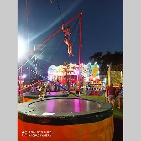 Hébergement de vacances Spacious With Big Yard And Fireplace *