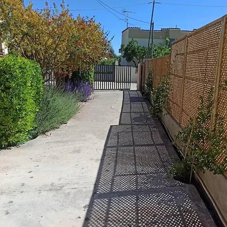 Hébergement de vacances Spacious With Big Yard And Fireplace