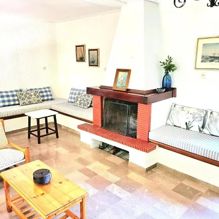 Holiday home Spacious With Big Yard And Fireplace *