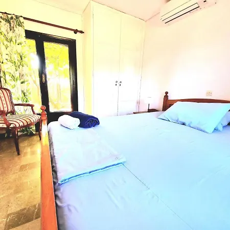 Dom wakacyjny Spacious With Big Yard And Fireplace Evangelistria (Corinthia)