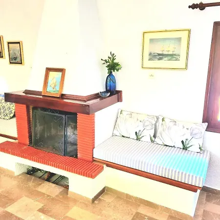 Spacious With Big Yard And Fireplace