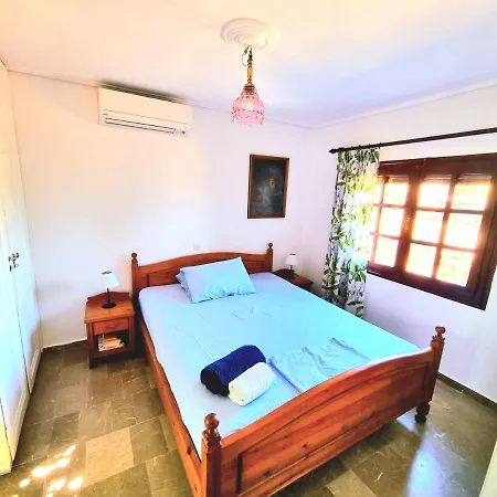 Spacious With Big Yard And Fireplace Holiday home