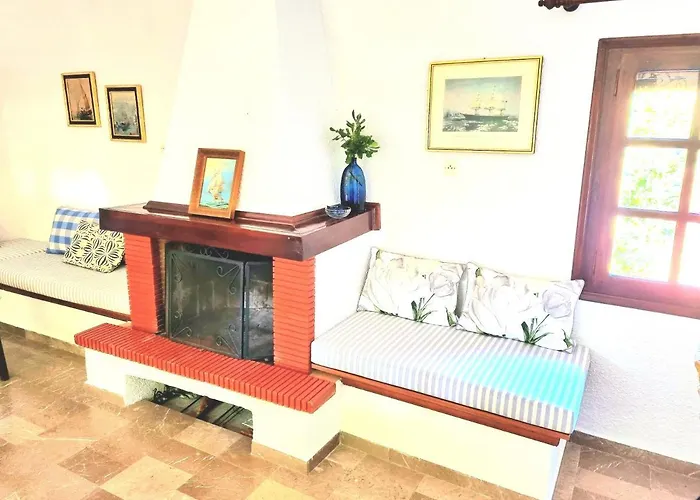 Spacious With Big Yard And Fireplace