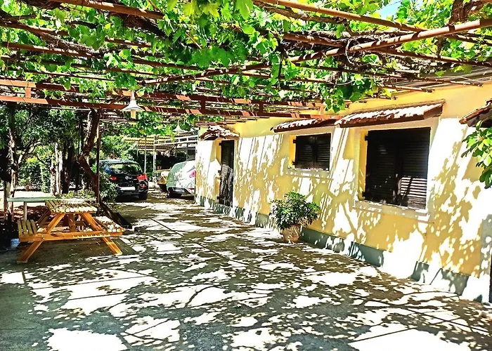 Spacious With Big Yard And Fireplace